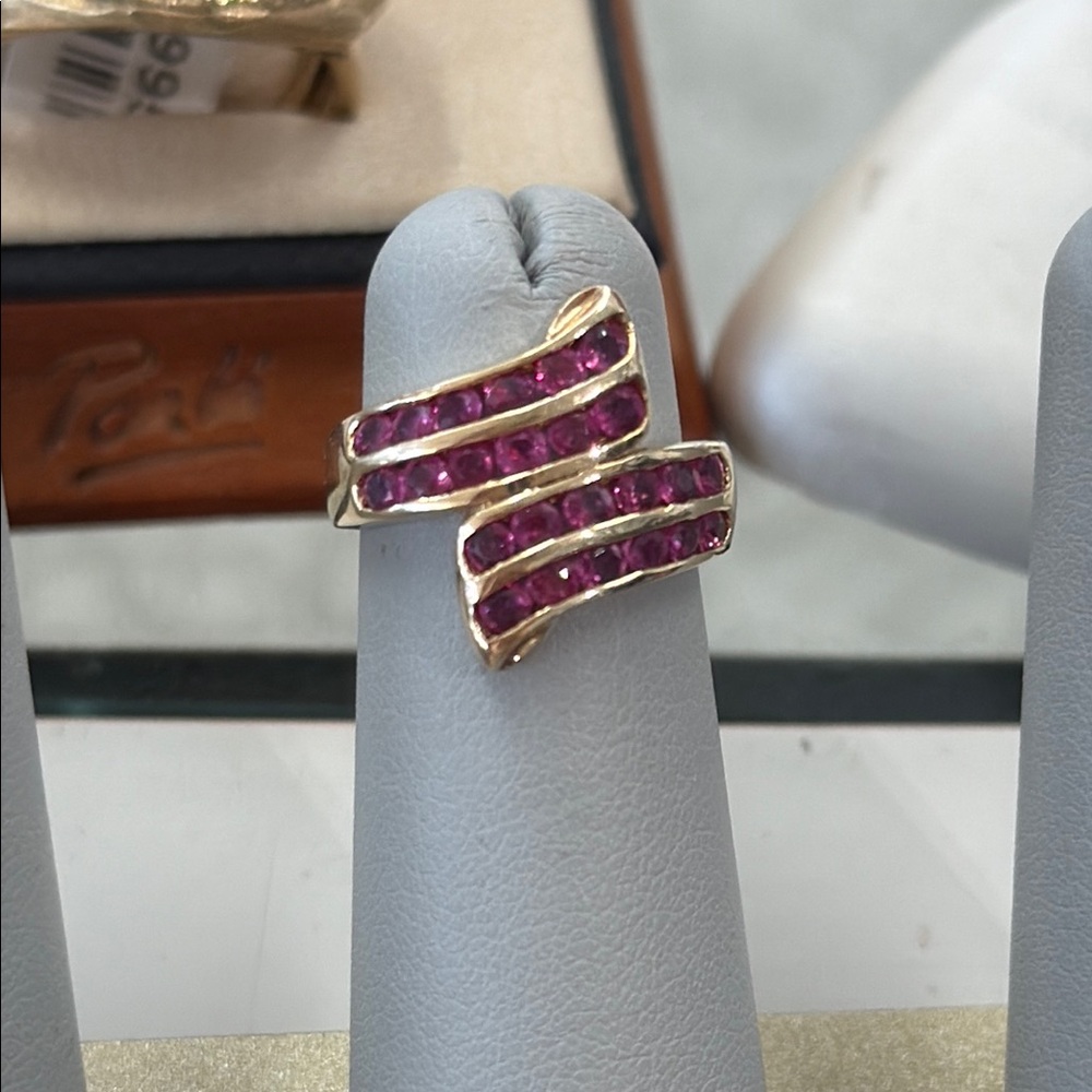 455934 14k pink/red spinel wave set in yellow gold